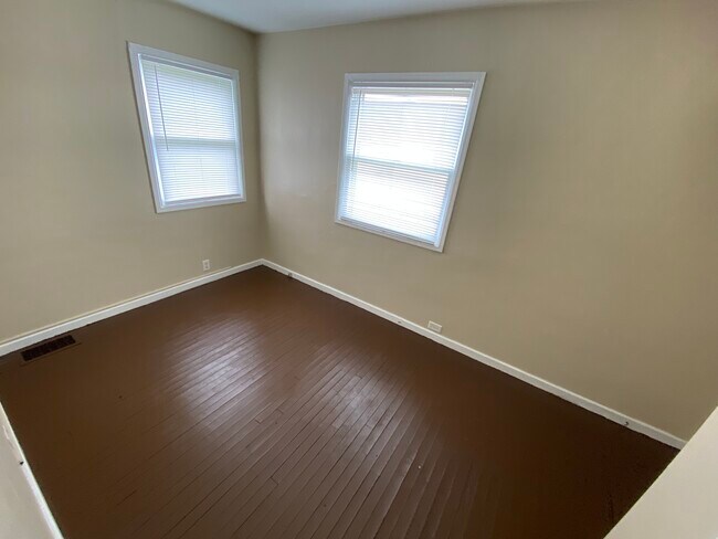 Building Photo - 1005 S Edison Ave