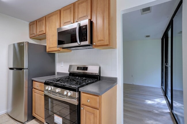 Building Photo - 2 BR/2 BA Garden Level Condo