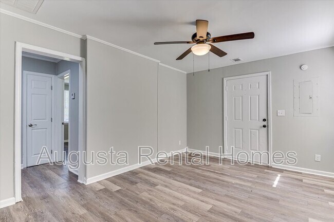 Building Photo - 2128 Roosevelt Dr