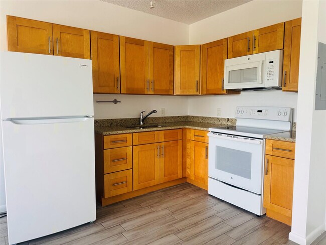 Foto del edificio - 229 E Commercial Blvd