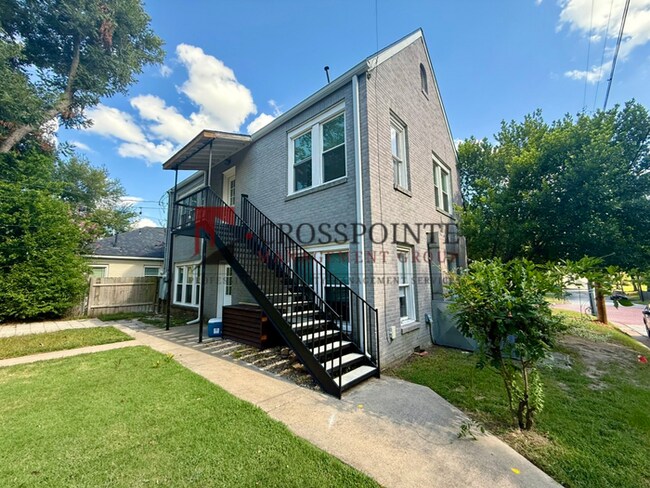 Foto del edificio - Tour Today! 2 Bedroom 1 Bathroom Upstairs Unit!