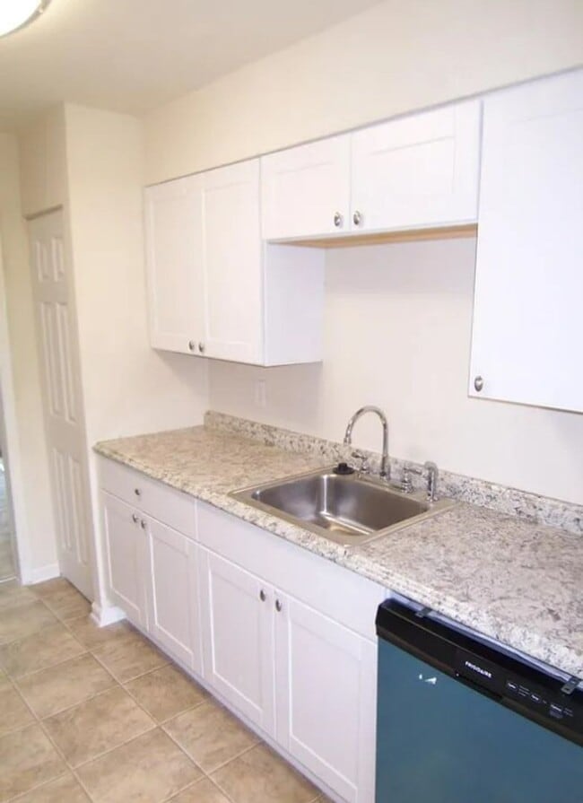 Building Photo - Three Bedroom to Call Home Sweet Home!