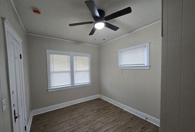 Building Photo - Fully Renovated 3-Bedroom Home  Move-In Re...