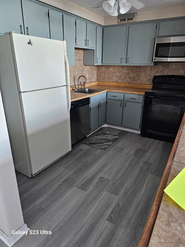 Foto del edificio - 11811 Lake Ave