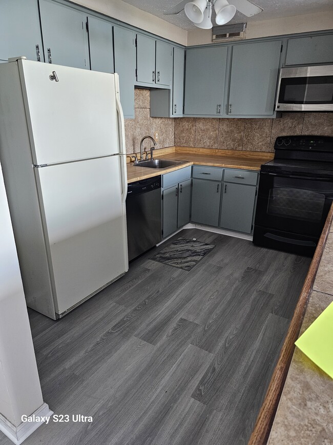 Building Photo - 11811 Lake Ave