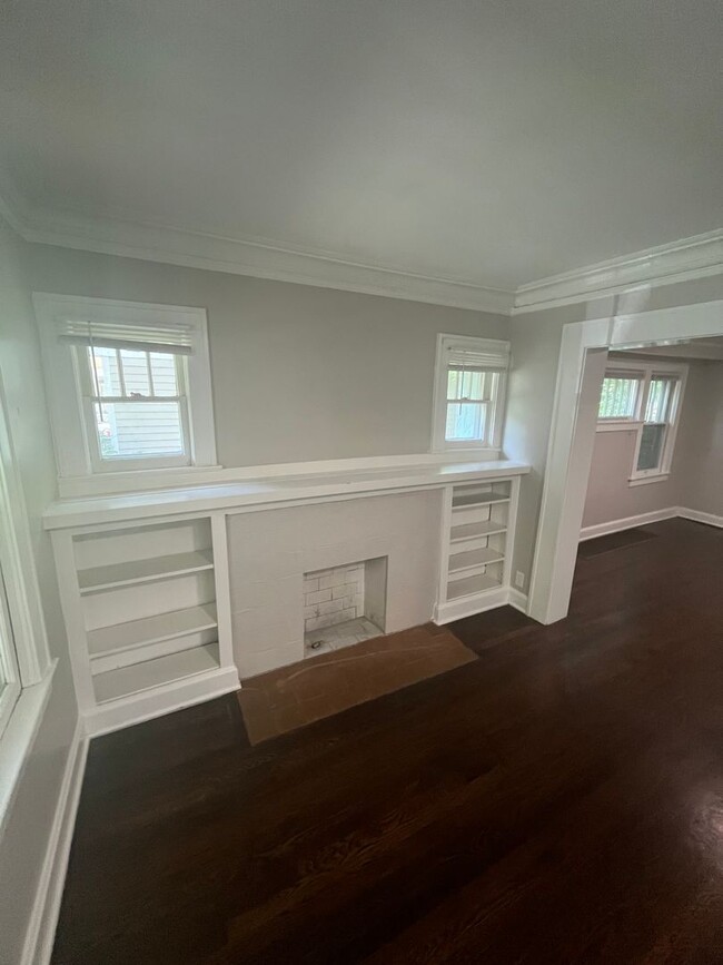 Building Photo - AVAILABLE NOW! 2 Bed 1 Bath Home! $1350.00