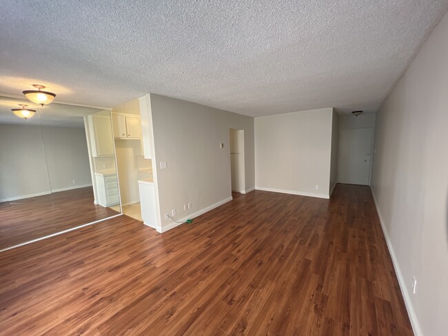 Building Photo - 601 E Angeleno Ave