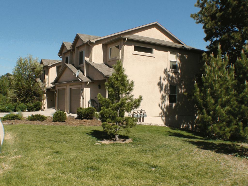 Foto principal - Wonderful End-unit townhome that backs to beautiful open space!