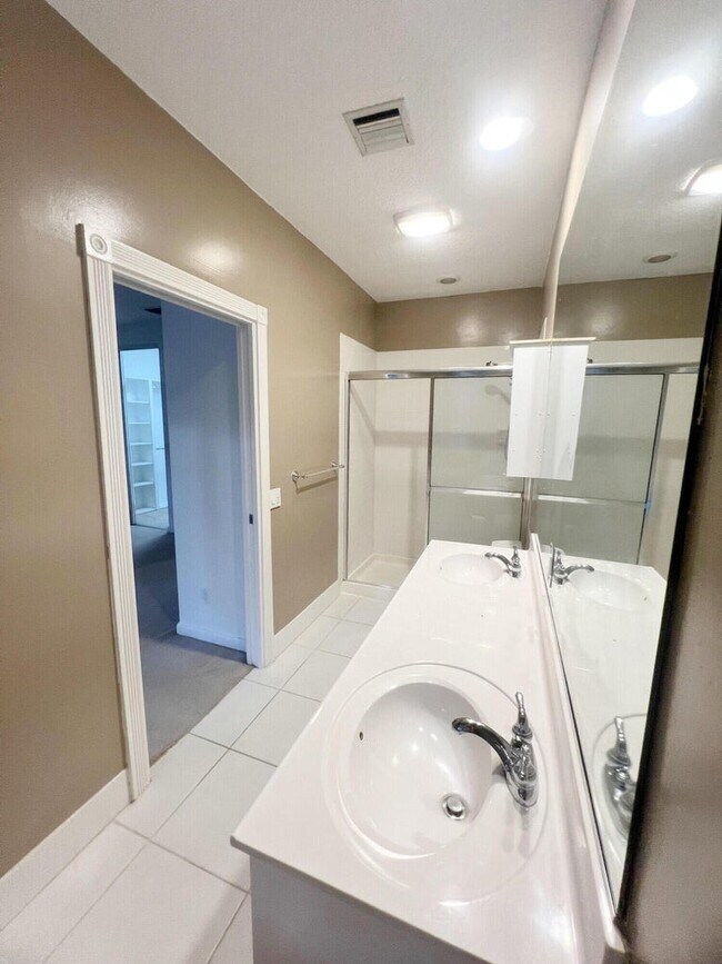 Foto del edificio - 3159 E Community Dr