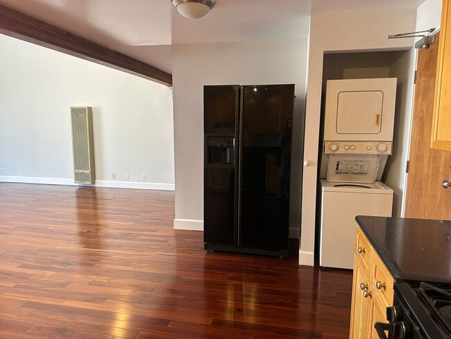 Building Photo - Large Loft Style Condo