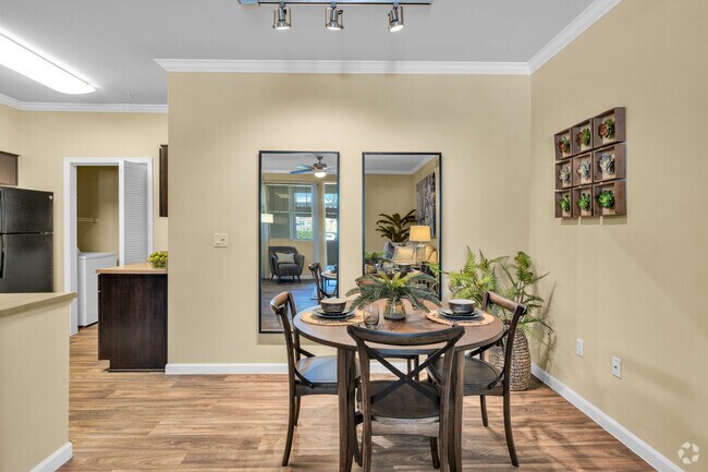 2 habitaciones, 2 baños - 1056 pies cuadrados - Área de comedor - Dakota Apartments