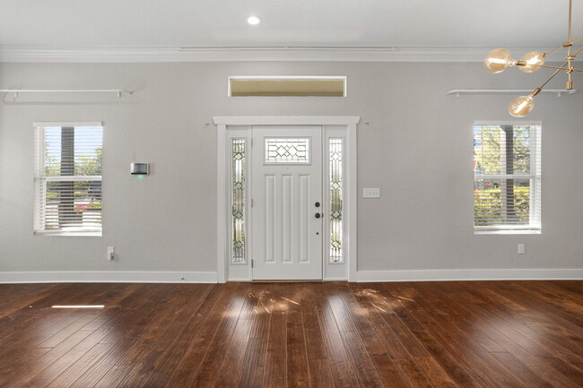 Building Photo - 103 Sample St