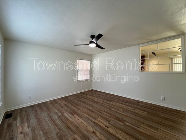 Building Photo - 1319 Camelot Dr