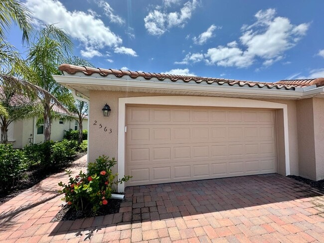 Building Photo - 2563 Vine Ave