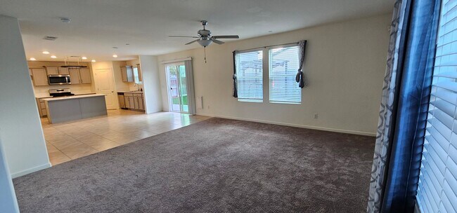 Building Photo - Beautiful 5 Bed Home in West Bakersfield