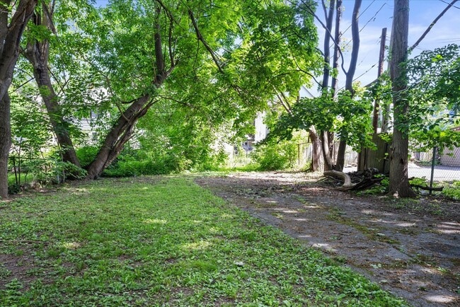 Foto del edificio - 4 Bedroom 2 Full Bath House | Front Porch ...
