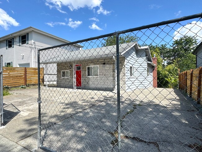 Building Photo - Updated 2 Bed, 1 Bath | South Beacon Hill ...