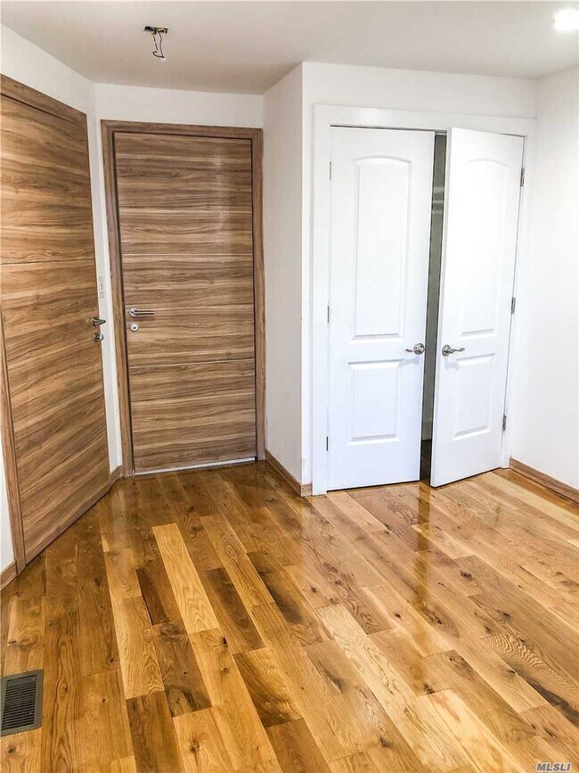 Foto del edificio - 67-21-6747 47th Ave