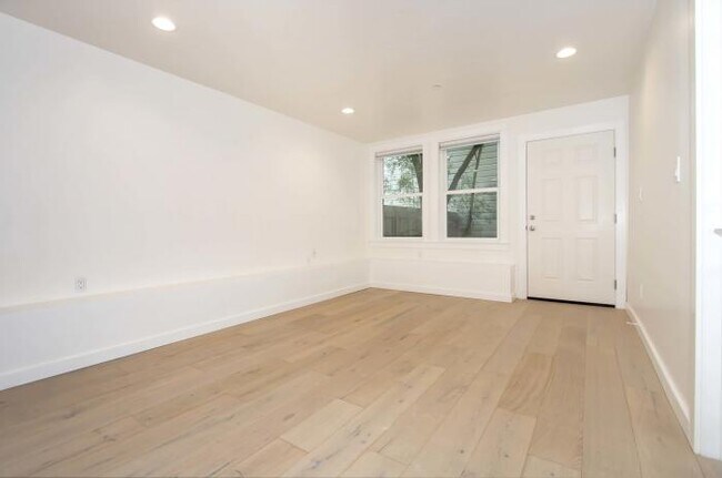Building Photo - 2 bedroom in San Francisco CA 94118