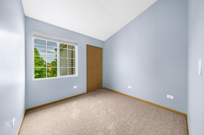 Foto del edificio - Second Level Condo with Detached Garage