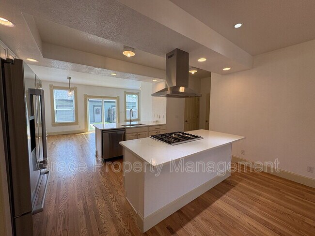 Building Photo - 352 Galapago St