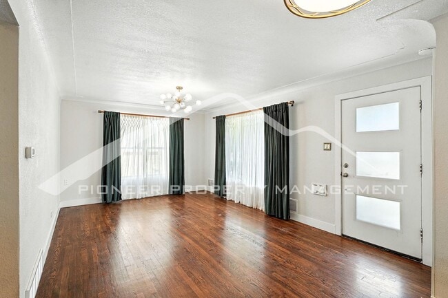 Building Photo - Spacious Home with Central AC and Fenced Yard