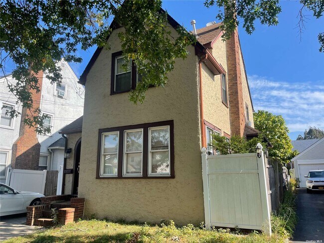 Building Photo - 99 Maplewood St