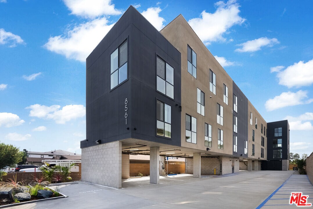 Foto principal - 8561 Belmont St