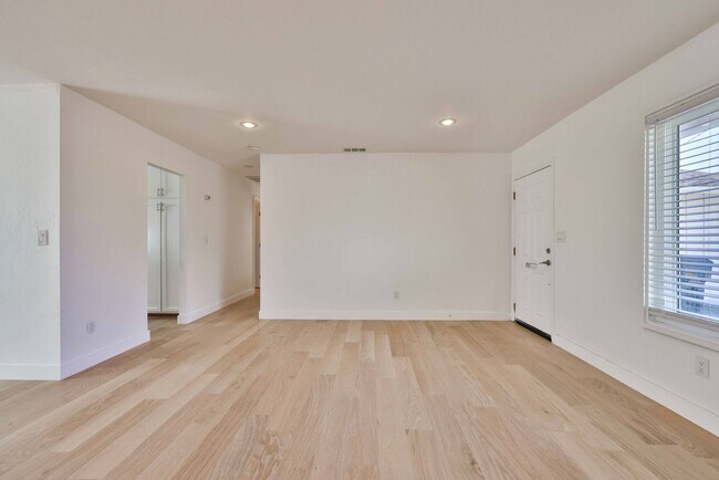 Building Photo - 3 Bedroom Home in University City