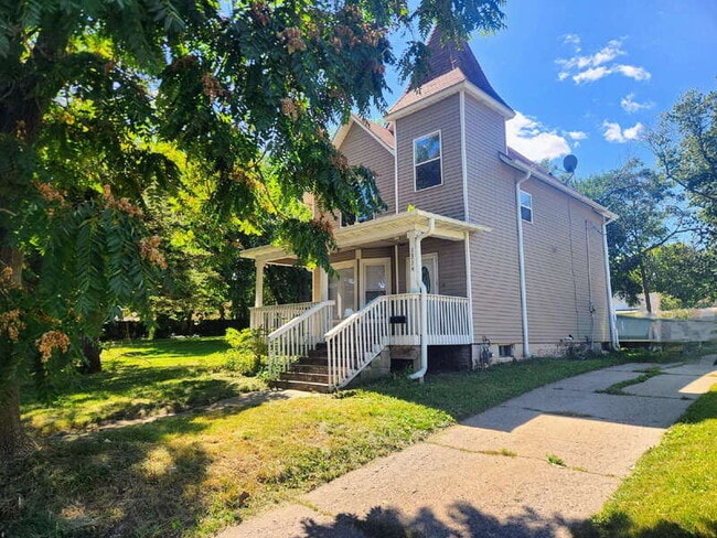 Building Photo - 1334 E 14th St