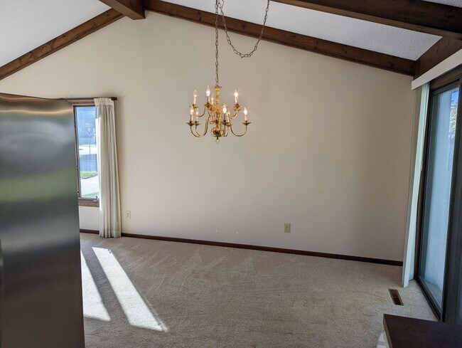 Building Photo - 320 Roberts St