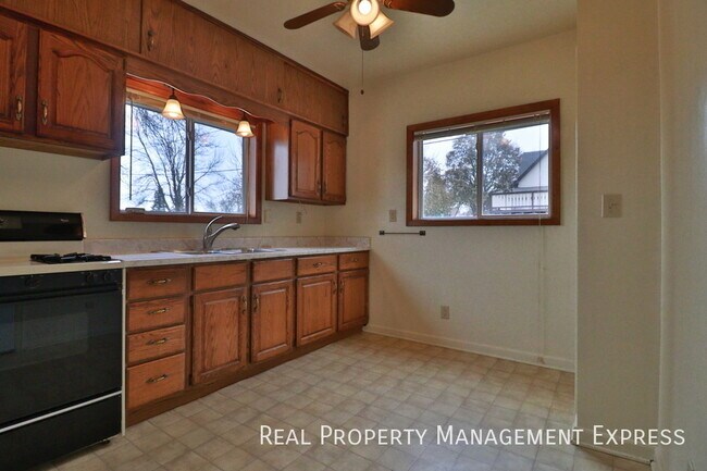 Foto del edificio - 3 Bedroom 1.5 Bath Near Downtown with Fenc...