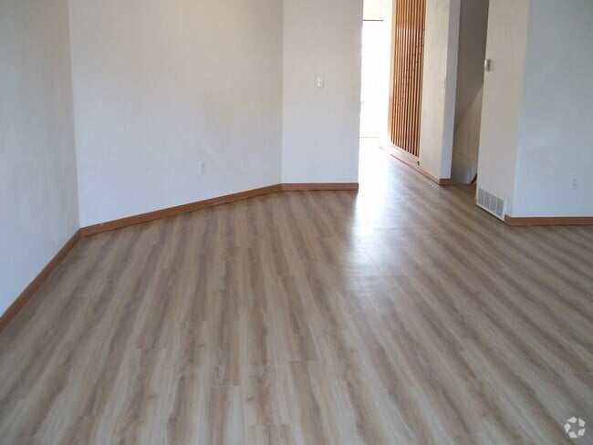 Building Photo - 2900 Ross Dr