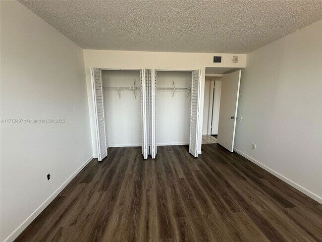 Foto del edificio - 700 NW 214th St