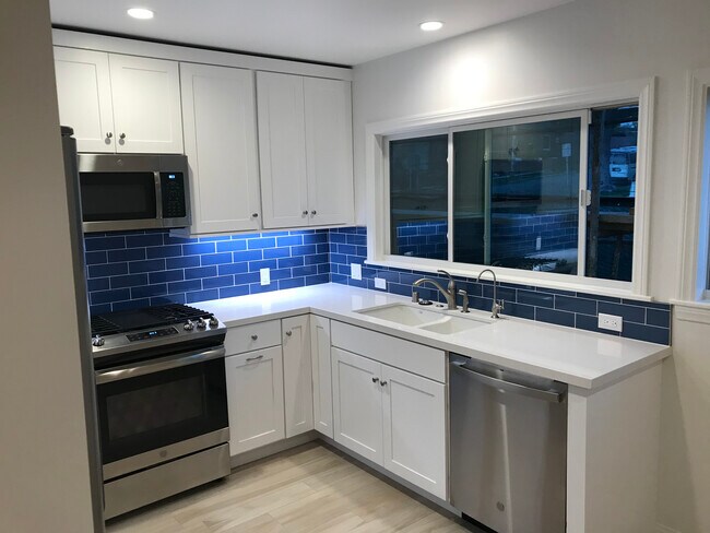 Building Photo - 1007 S Juanita Ave