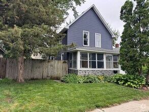 Building Photo - 304 10th Ave S