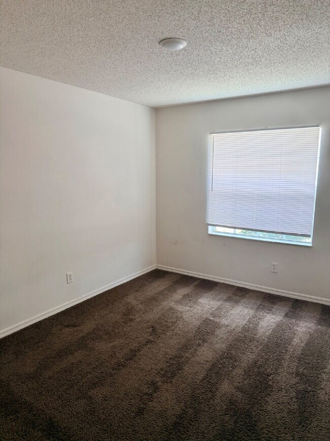Foto del edificio - 3 Bedrooms, 2 Bathrooms, 2 Car Garage Home For Rent.