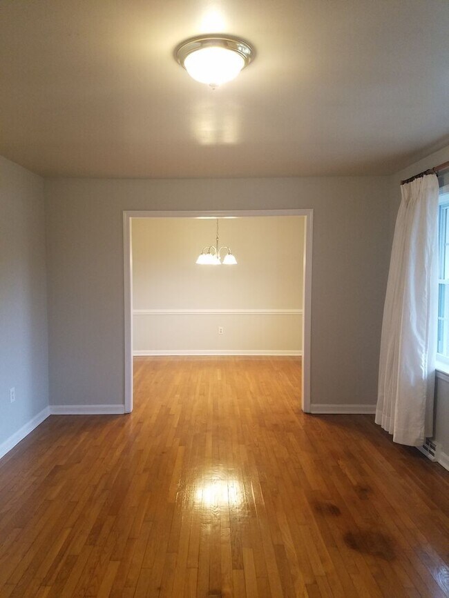 Building Photo - Large 3 bedroom brick rancher with 1.5 bathrooms.