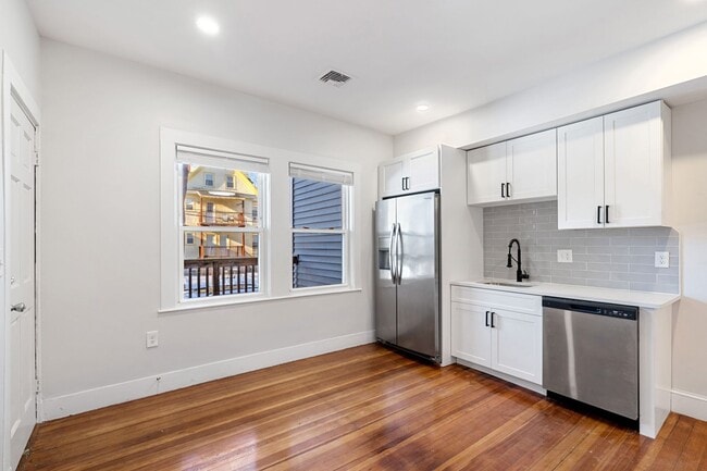 Building Photo - 60 Lithgow St