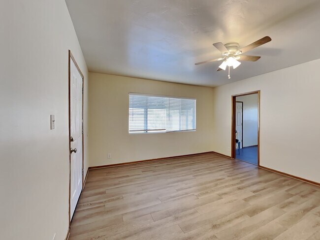 Building Photo - 2122 W Anderson Ave