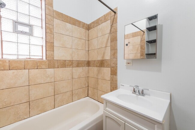 Foto del edificio - 1831 N Winchester Ave