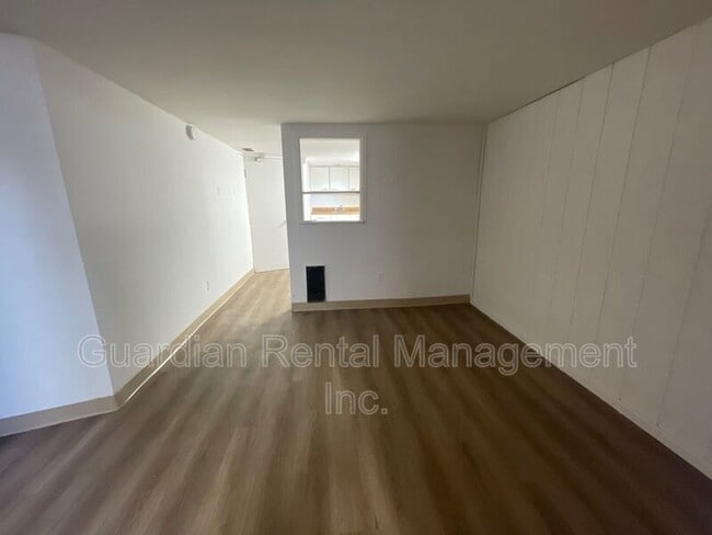 Building Photo - 179 Frederica St E