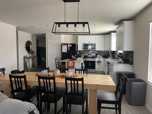 Foto del edificio - 1813 Acacia Dr