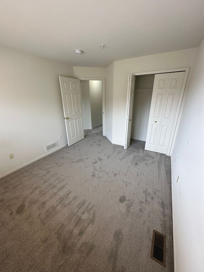 Building Photo - 2 Bedroom 2 Bath