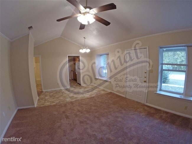 Building Photo - 215 E Robin Ln