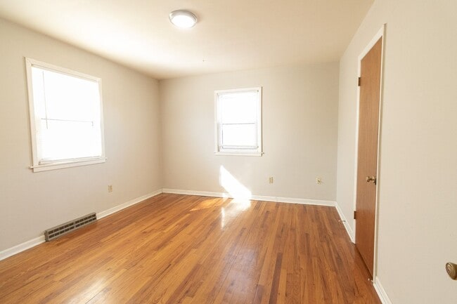 Building Photo - 2800 Isherwood Dr