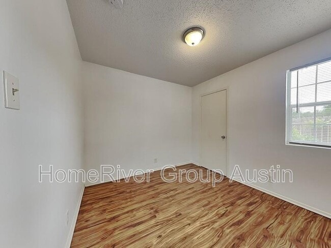 Building Photo - 9900 Roxanna Dr