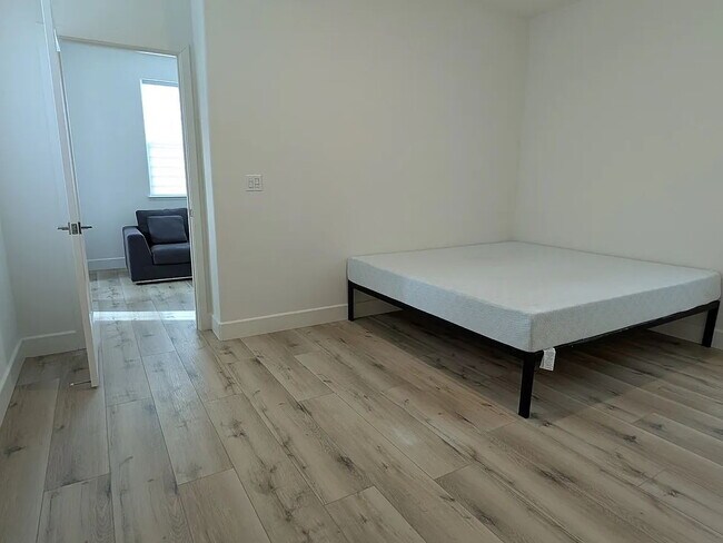 Foto del edificio - "Charming 1-Bedroom Retreat in Lathrop – Cozy 550 sq ft Home on Mulholland Dr!"
