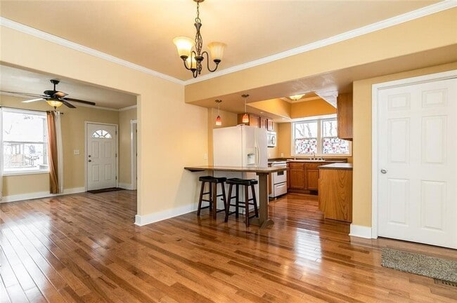 Building Photo - Updated SW Side 2 bed/1.5 Bath