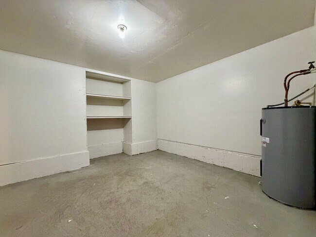 Foto del edificio - Updated Townhouse in the Heart of Garden Home~ New LVP Flooring~ Washer/Dryer Hook-Ups~ A/C~ Larg...